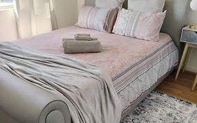 Simply Delightful Unit Close To Cbd And Beach